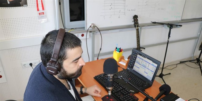 Öğretmenler kurdukları radyo ile ders veriyor