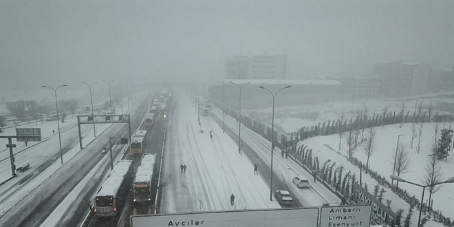 Beylikdüzü E-5'te trafiğe kar engeli