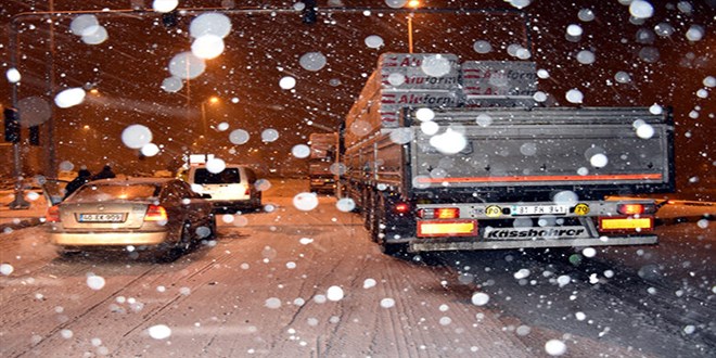 Kar ve buzlanma nedeniyle trafie kapanan Krkkale-Kayseri kara yolu ulama ald