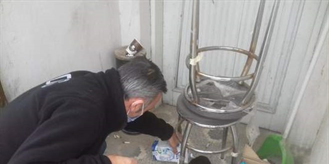 Sakarya'da polis, üşüyen köpek yavrusunu ekip otosunda ısıttı