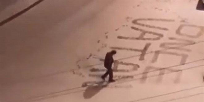 Polis memuru, vatan sevgisini karla kaplı yola yazdı