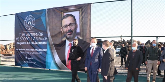 Vali, bakanlığın yaptırdığı halı sahada köylülerle maç yaptı