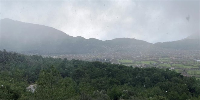 Fethiye'ye kar yağdı, vatandaşlar şaşırdı