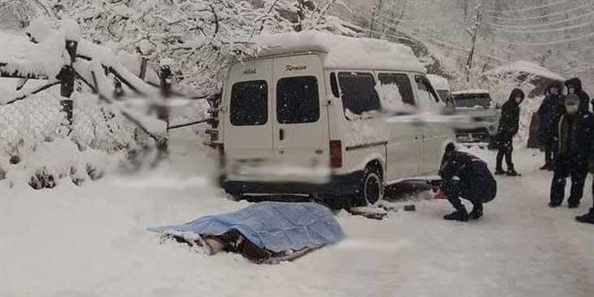 Aracına zincir takarken minibüsün altında kaldı