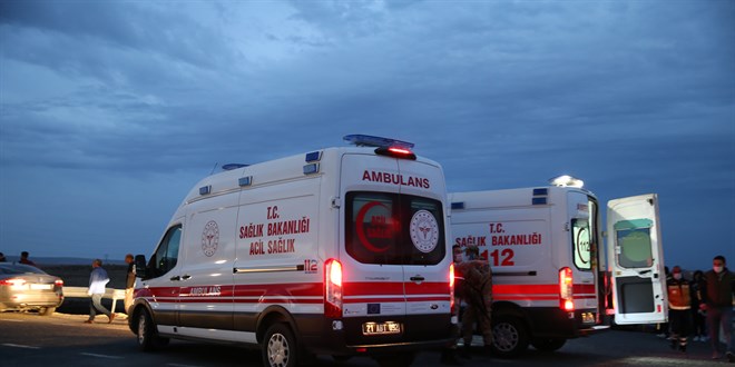 Diyarbakır'da işçi servisi ile otomobil çarpıştı: 10 yaralı