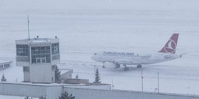 Trabzon'da hava ulaşımına kar engeli