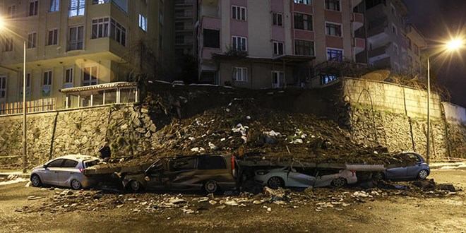 Kağıthane'de istinat duvarı 4 aracın üzerine çöktü!
