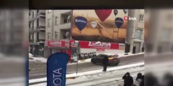 İstanbul'da kar yağışı devam ediyor, sürücüler zor anlar yaşıyor