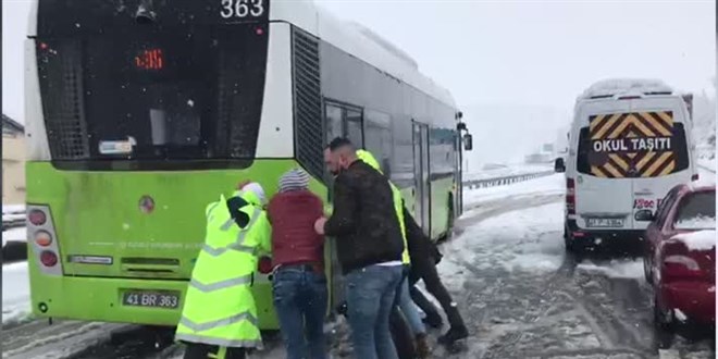 Kar yağışında dolayı yolda kalan araçlara polis yardım etti