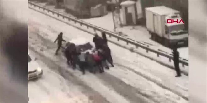 11 kişi kayan otomobili böyle durdurmaya çalıştı
