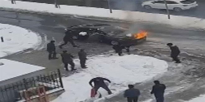 Yanan otomobili kartopu atarak söndürmeye çalıştılar