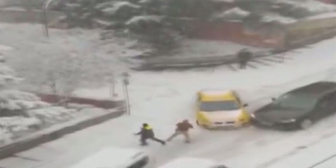 Buzlanan sokak savaş alanına döndü: 2 yaralı