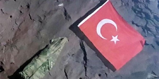 Hakurk'a bayrak diken kahraman Yüzbaşı