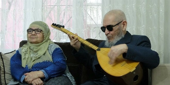 Hanifi Dede'den aşı için gelen sağlıkçılara sazlı sözlü 'korona' bestesi