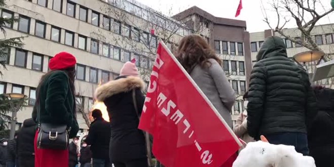 Kadıköy Belediyesi'nde grev yapan işçilerden İBB ekiplerine tepki