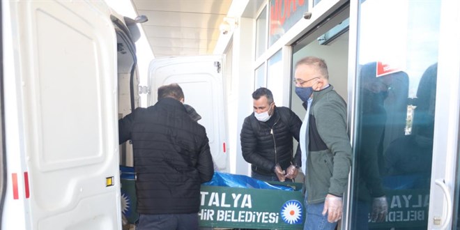 Eini ve kendini ldren doktorun cenazesini arkadalar ald