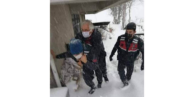 Evinden çıkamayan yaşlı hastayı, Jandarma sırtında taşıdı