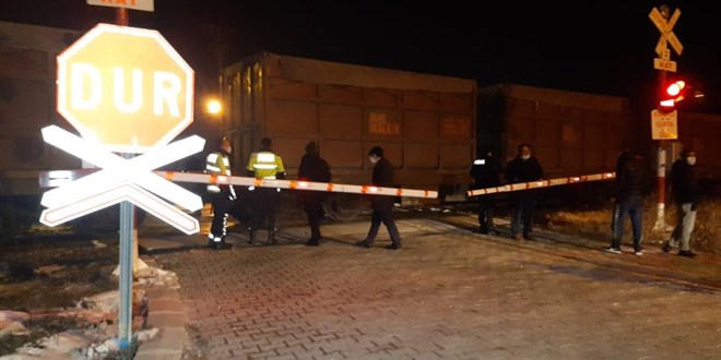 Tren hemzemin geçitte otomobile çarptı: 1'i doktor, 2 yaralı