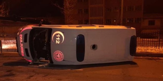 Hasta nakli yapan ambulans devrildi: 3 sağlık personeli yaralı