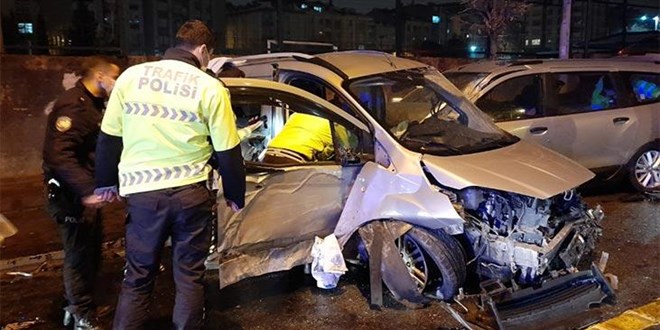 Hafif ticari araç belediye aracıyla çarpıştı: 1'i ağır 5 yaralı