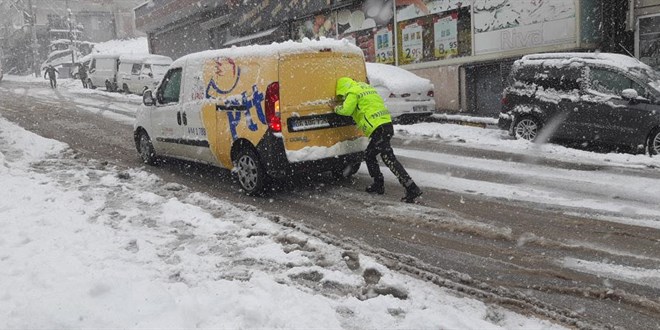 Karda kayan aralara polisler omuz verdi
