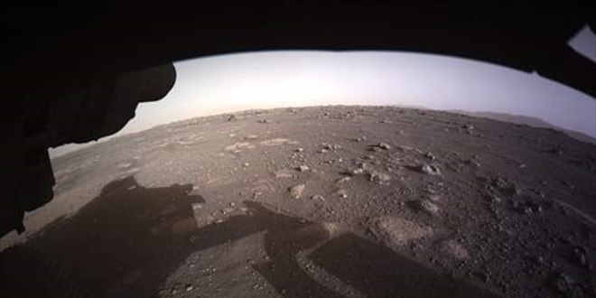 Mars'ın ilk yüksek çözünürlüklü renkli fotoğrafı yayımlandı