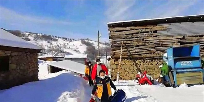 Karlı yolları aşan vefakar sağlıkçılar hastaların imdadına yetişiyor