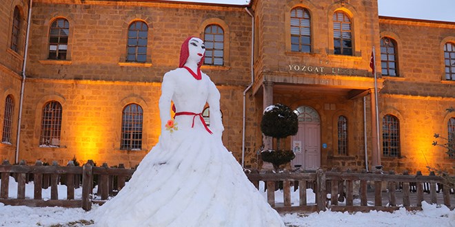 Yozgat lisesi çalışanlarının yaptığı 'kardan gelin' ilgi gördü