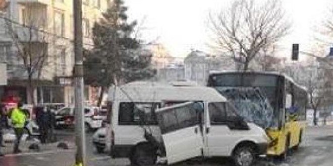 İETT otobüsü ile minibüs çarpıştı: 7 yaralı