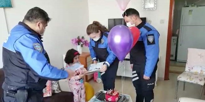 Doğum gününü polislerle kutlamak isteyen küçük Elif'e sürpriz parti yapıldı