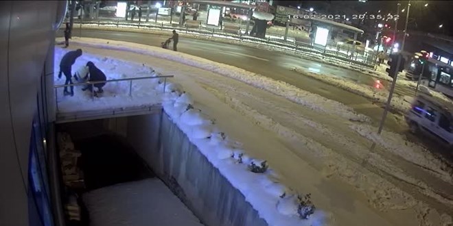 Kocaeli'de 'kardan kadın'ın çalınması güvenlik kamerasında