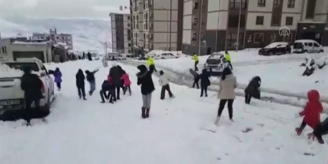 Şırnak'ta çocuklar trafik polisleriyle kar topu oynadı