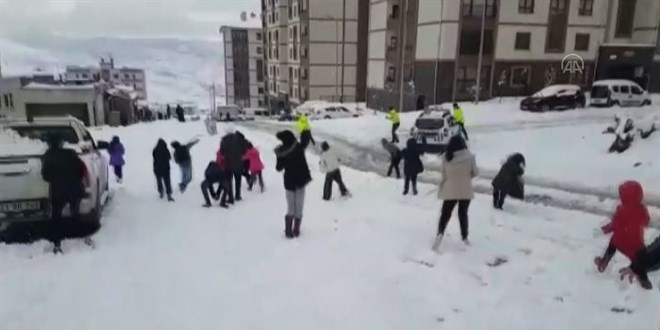 rnak'ta ocuklar trafik polisleriyle kar topu oynad