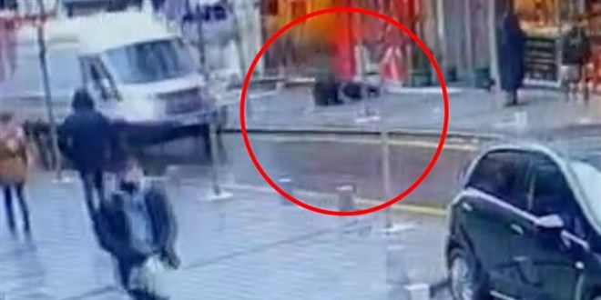 Pencereden atladı, kaldırımda yürüyen adamın üzerine düştü!