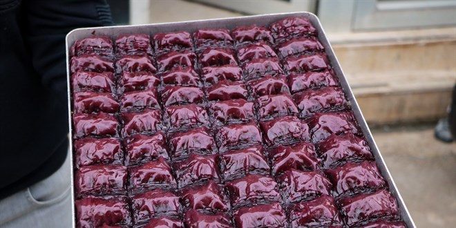 'Mor baklava' üretti, siparişlere yetişemiyor