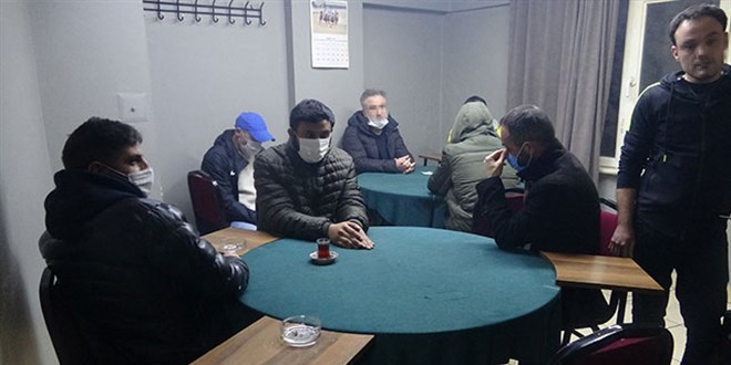 Berberden girilen kahvehaneye baskın; 22 kişiye para cezası