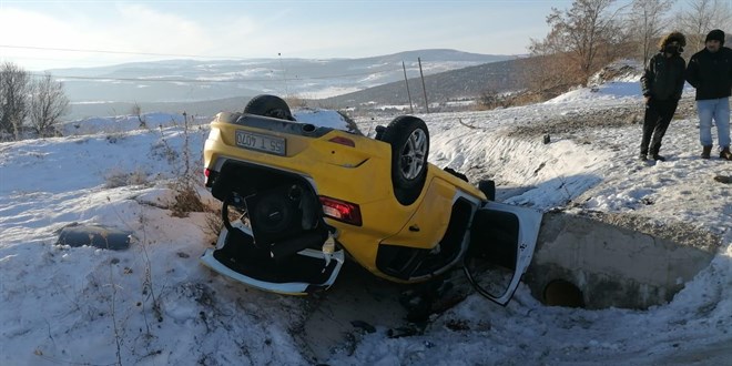 Amasya'da taksi şarampole devrildi: 1 ölü, 2 yaralı