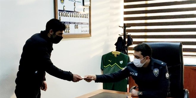 ATM'de unutulan parayı polise teslim etti