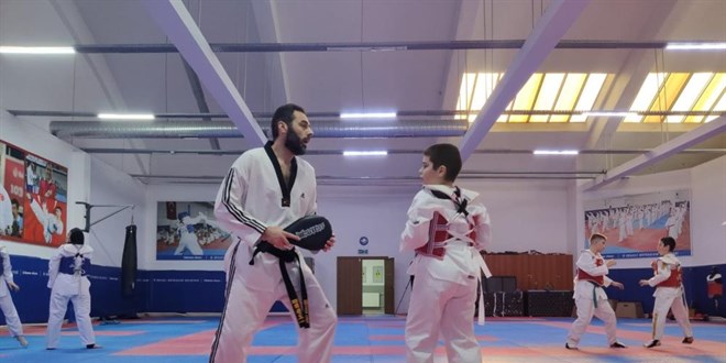 Sporculuktan antrenörlüğe geçerek yeni sporcular yetiştiriyor