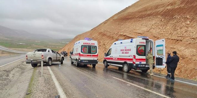 Sağlık görevlilerinin bulunduğu pikap takla attı: 4 yaralı
