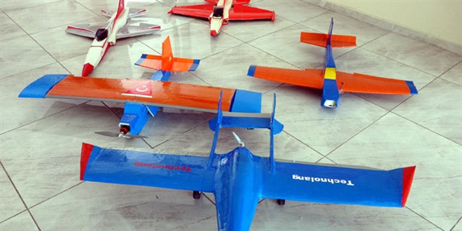 Ercişli 2 kız öğrenci, insansız model uçak yaptı