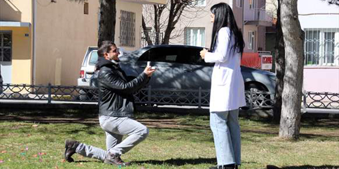 Parkta bayılan hastaya müdahale için gitti, evlilik teklifi aldı