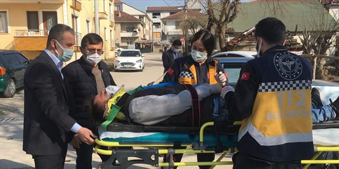Kaza yapan motosikletlinin yardımına Sağlık Müdürü yetişti