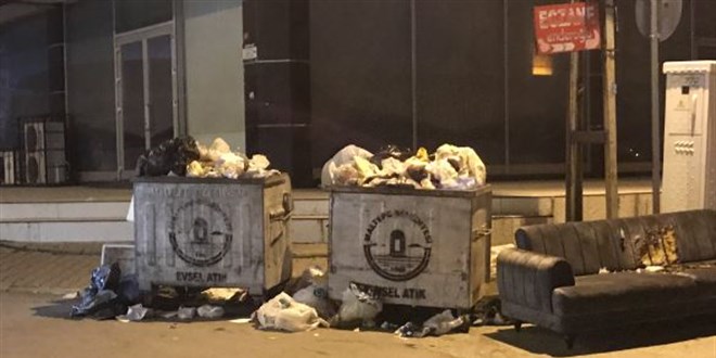 Belediye işçileri greve gitti, çöpler sokaklarda kaldı