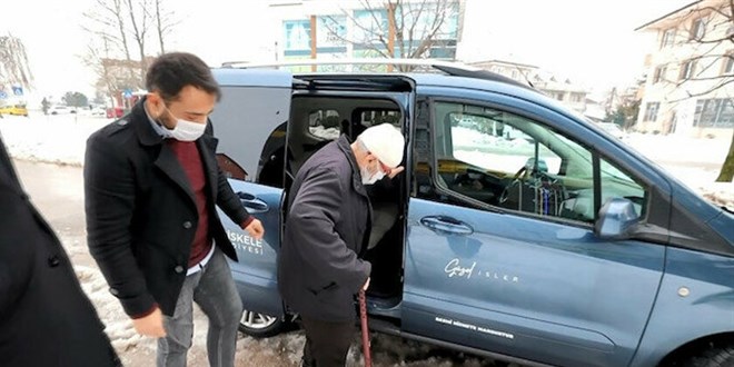 80 yaşındaki Adem amca: Arabanız pislenmesin yavrum