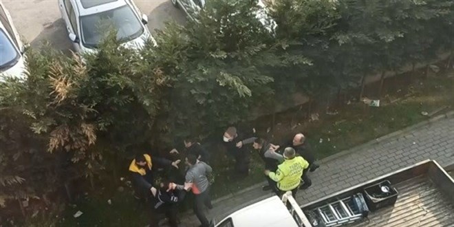 Kamyonetleri çekilenler polis memurlarına saldırdı