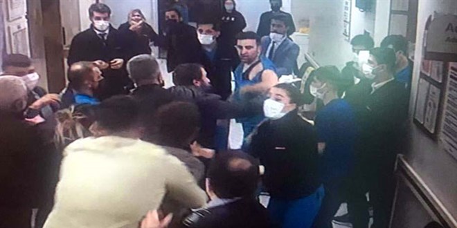 Hasta yakınlarından sağlık çalışanlarına saldırı: 3 yaralı