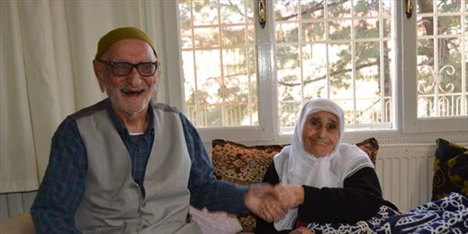 Asırlık çınarlar, evliliklerini saygı ve sevgiyle 71 yıldır sürdürüyor