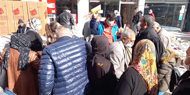 Ücretsiz maskeyi duyan koştu: İzdiham yaşandı