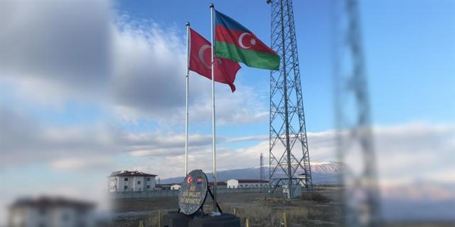 Nahçıvan sınırına Türkiye ve Azerbaycan bayrakları asıldı